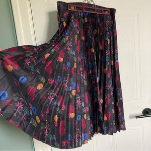 Flowy pleated floral skirt // Club Monaco, Large.